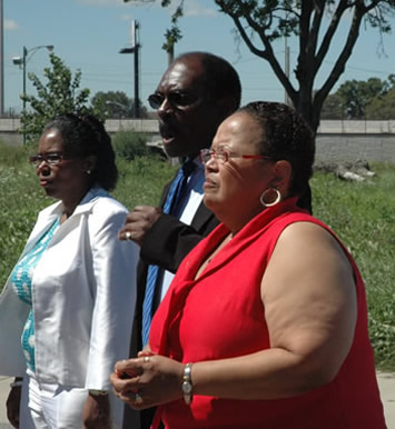 Above photo: Chicago Teachers Union Field Rep Nate Dickson (center) and QUEST director Connee Fitch-Blanks (right) along with Mark Wigler, who heads up the CTU Fresh Start program, gave the union’s endorsement to the controversial “Hooked on Phonic” program at Chicago’s Crispus Attucks Elementary School on August 30, 2007. Although Hooked on Phonics markets itself based on the claims of “research” (such as that provided by the Bush administration’s reading programs), the expensive materials sold by the company that owns Hooked on Phonics may have hurt many poor and working class families because of their high prices. The CTU endorsement was made without consultation to the union’s membership or House of Delegates. Substance photo by George N. Schmidt.